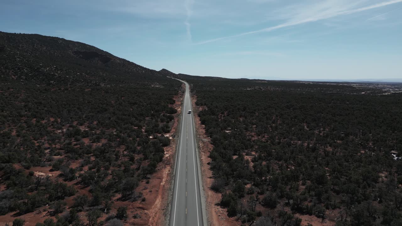 vista aérea de una camioneta camper a través de una carretera de campo en los parques nacionales de utah, estados unidos