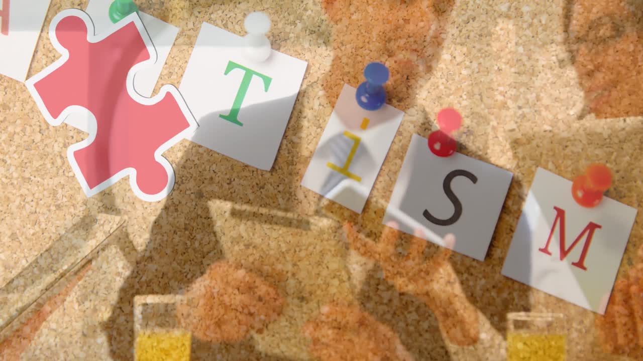 다채로운 퍼즐 조각과 자폐증 텍스트의 애니메이션 비즈니스 사람들이 디지털 장치를 사용하여