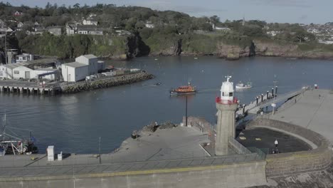 guardacostas remolca barco de pesca en el soleado puerto este de dunmore, irlanda