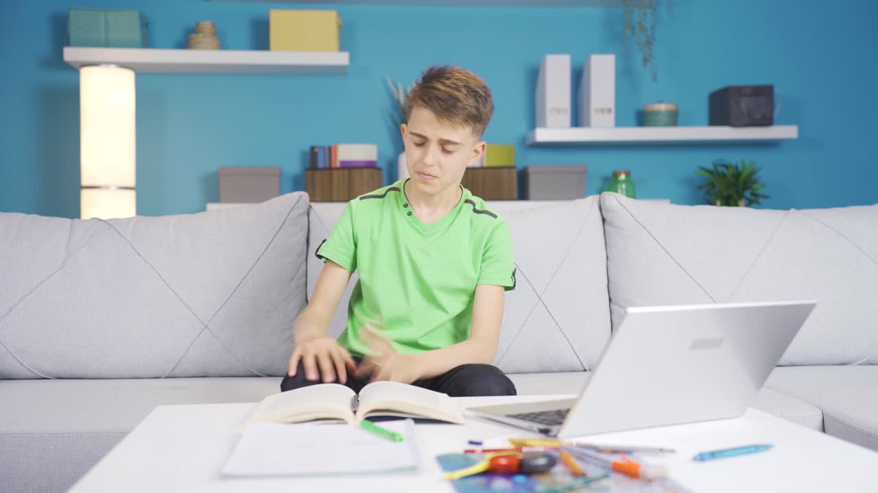 스트레스를 받고, 화가 나고, 혼란스러운 작은 소년.