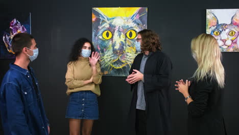 visitantes de la galería de arte viendo pinturas