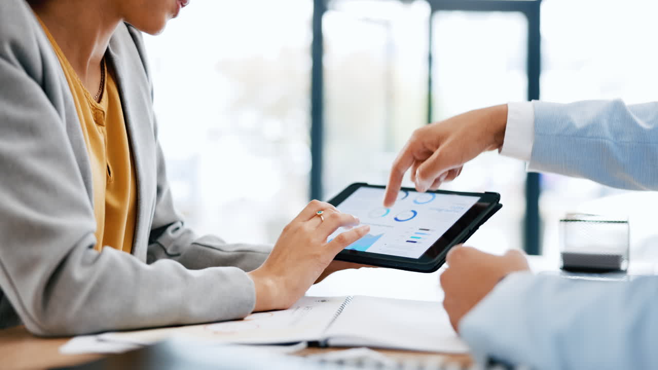 gente de negocios, manos y tableta para el análisis