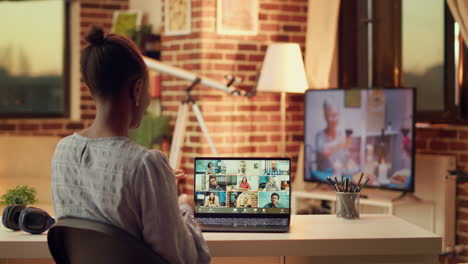 persona asiste a una videollamada con personas