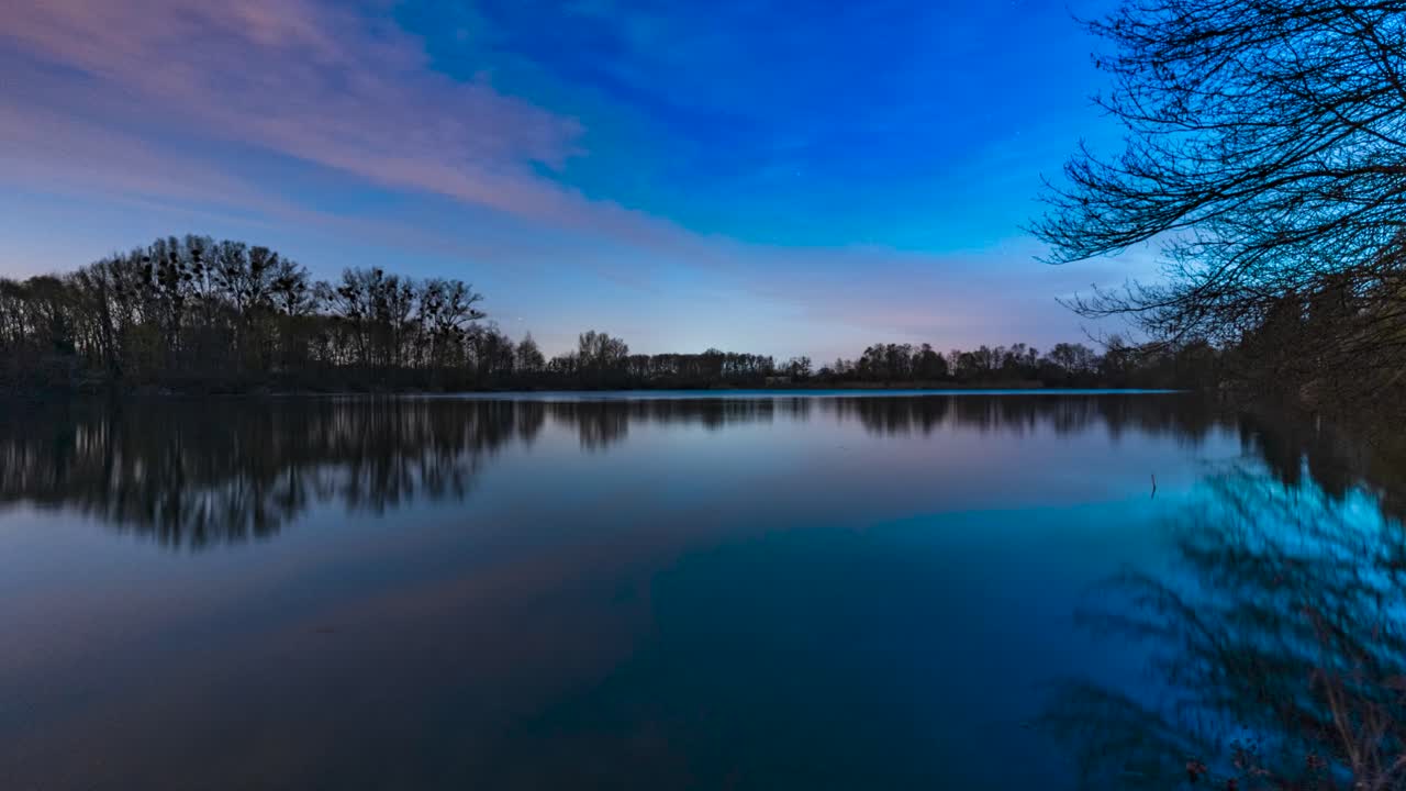 Wunderschöner Sonnenaufgang, Tag-Nacht-Zeitraffer am See.