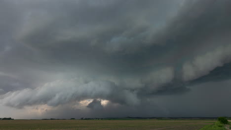 Eine-Schelfwolke-Weht-Auf-Uns-Zu,-Während-Der-Wind-Staub-Und-Trümmer-Aufwirbelt