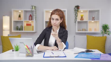 Mujer-Trabajadora-De-Oficina-En-Casa-Mirando-La-Cámara-Con-Una-Severa-Advertencia-Enojada.