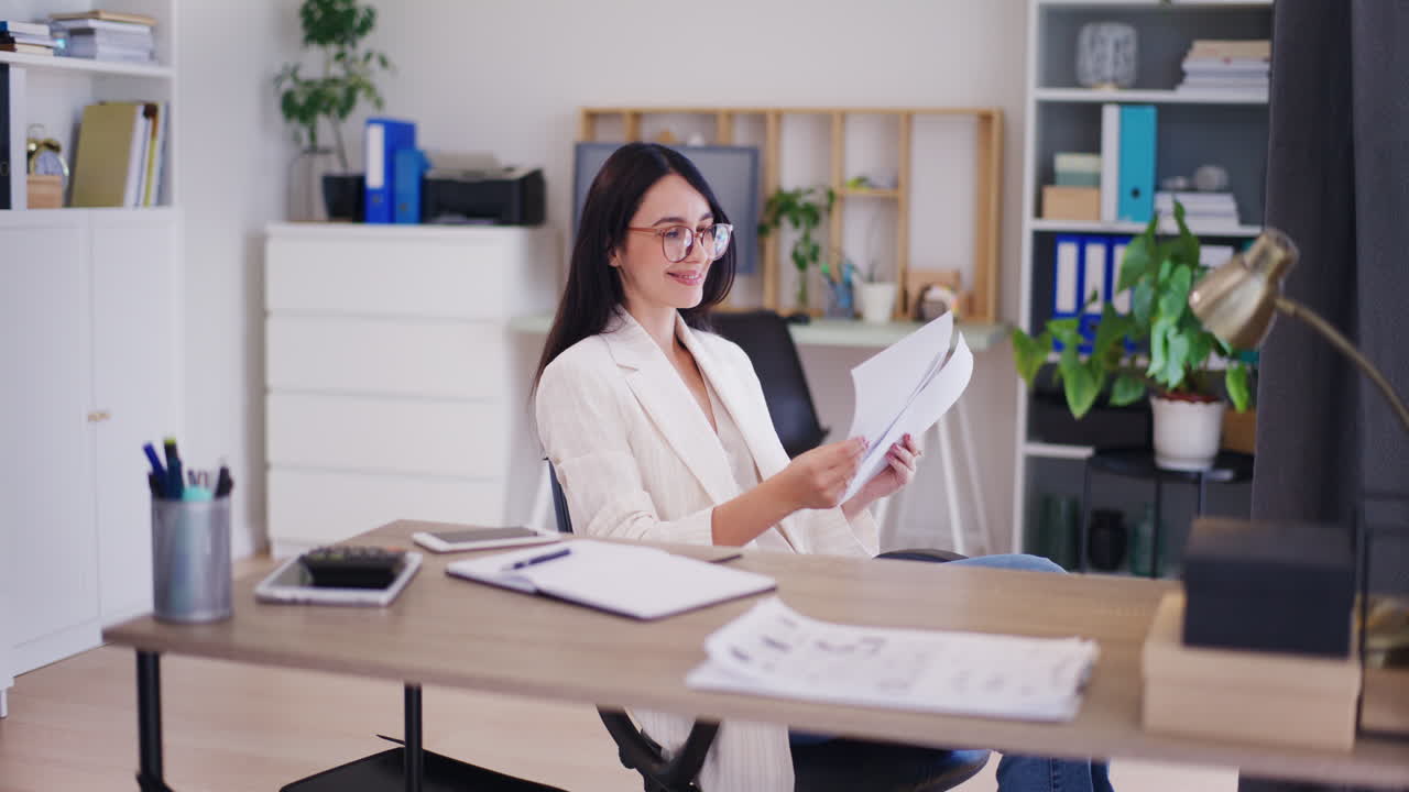 una mujer de negocios feliz revisa el informe financiero de la compañía.