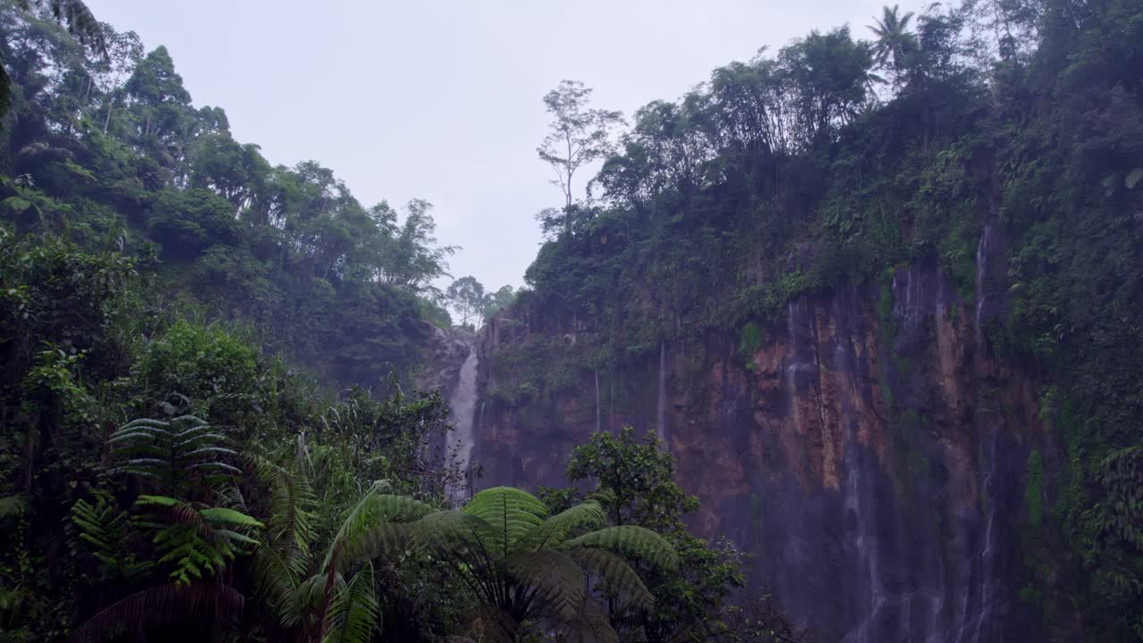 Giungla e cascata Tumpak Sewu in Indonesia