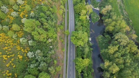 Un-Dron-Inclinado-Disparó-Sobre-Una-Carretera-En-Las-Verdes-Colinas-Cerca-De-Hesse,-Alemania