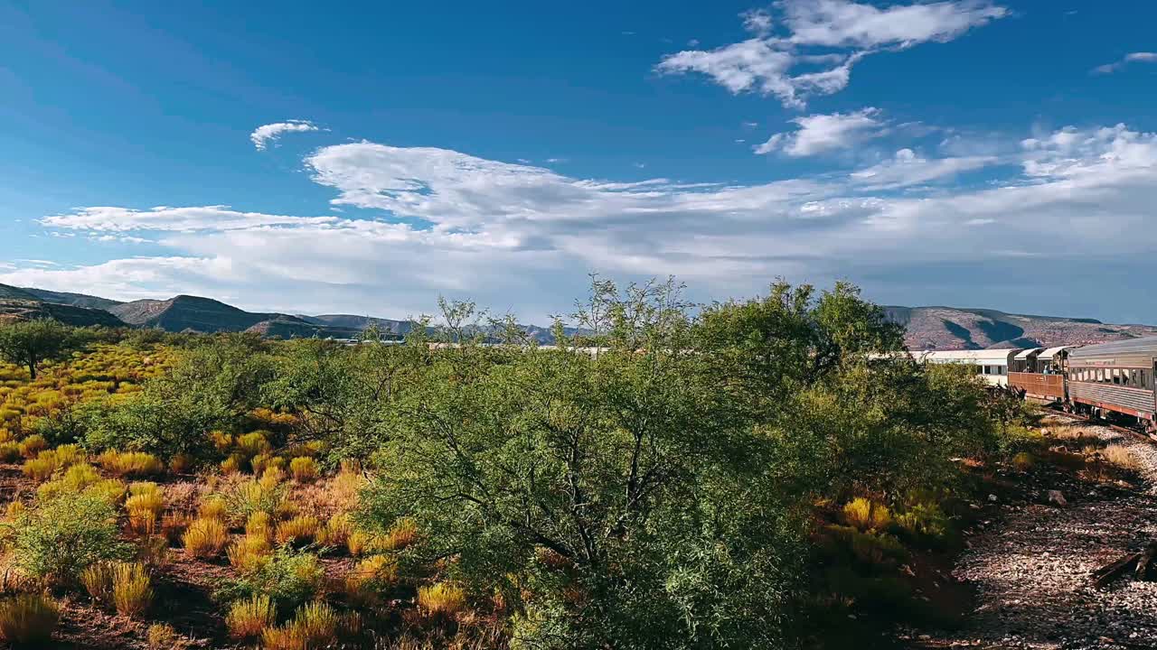 viaje en tren a través del paisaje desértico pintoresco