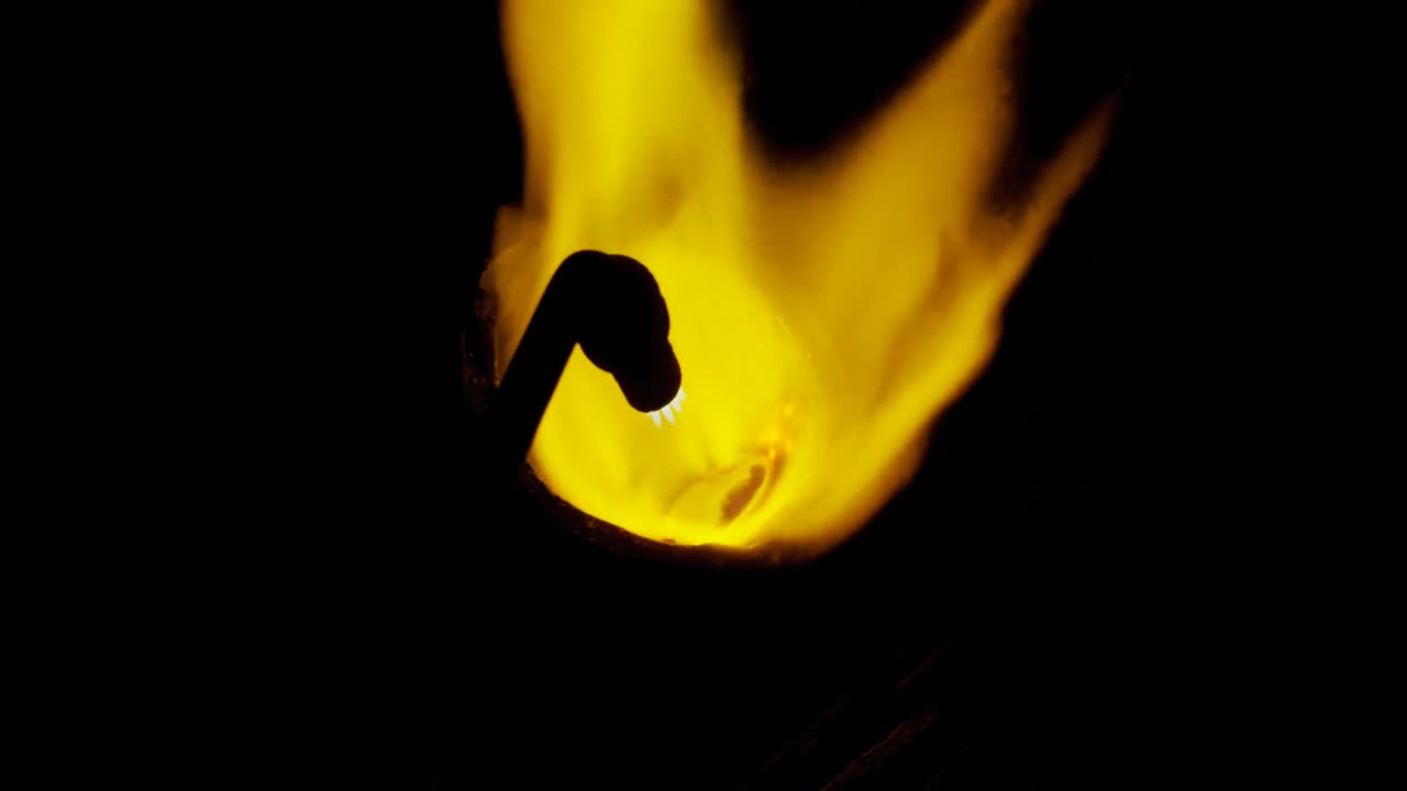 溶接トーチは ⁇ ワークショップ4kで宝石を溶かすために使用されています ⁇