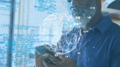animación de datos y conexiones sobre las manos de un hombre afroamericano mayor que usa un teléfono inteligente