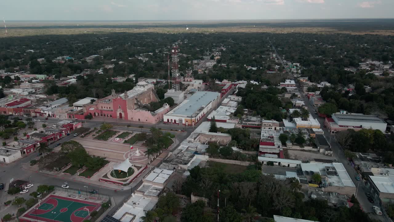 rotación sobre la plaza principal de motu, yucatán