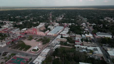 Rotación-Sobre-La-Plaza-Principal-De-Motu,-Yucatán