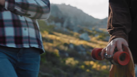 Fröhliche-Gruppe-Von-Freunden,-Die-Longboards-In-Der-Hand-Halten-Und-Gemeinsam-Rumhängen-Und-Die-Sommerferien-Genießen,-Indem-Sie-Skateboard-Aus-Nächster-Nähe-Skaten