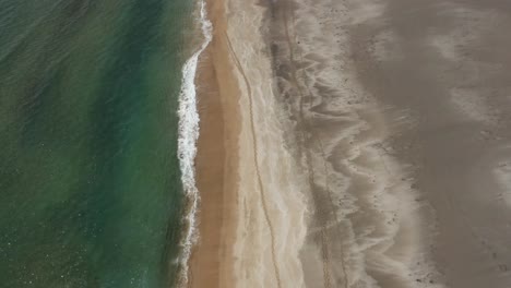 Abstrakte-Landschaft-Von-Wellen,-Die-Sandstrand-In-Island,-Luft,-Natürliche-Formen-Geben