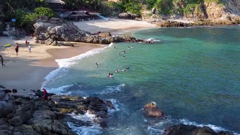 drone filmó a la gente divirtiéndose en la playa