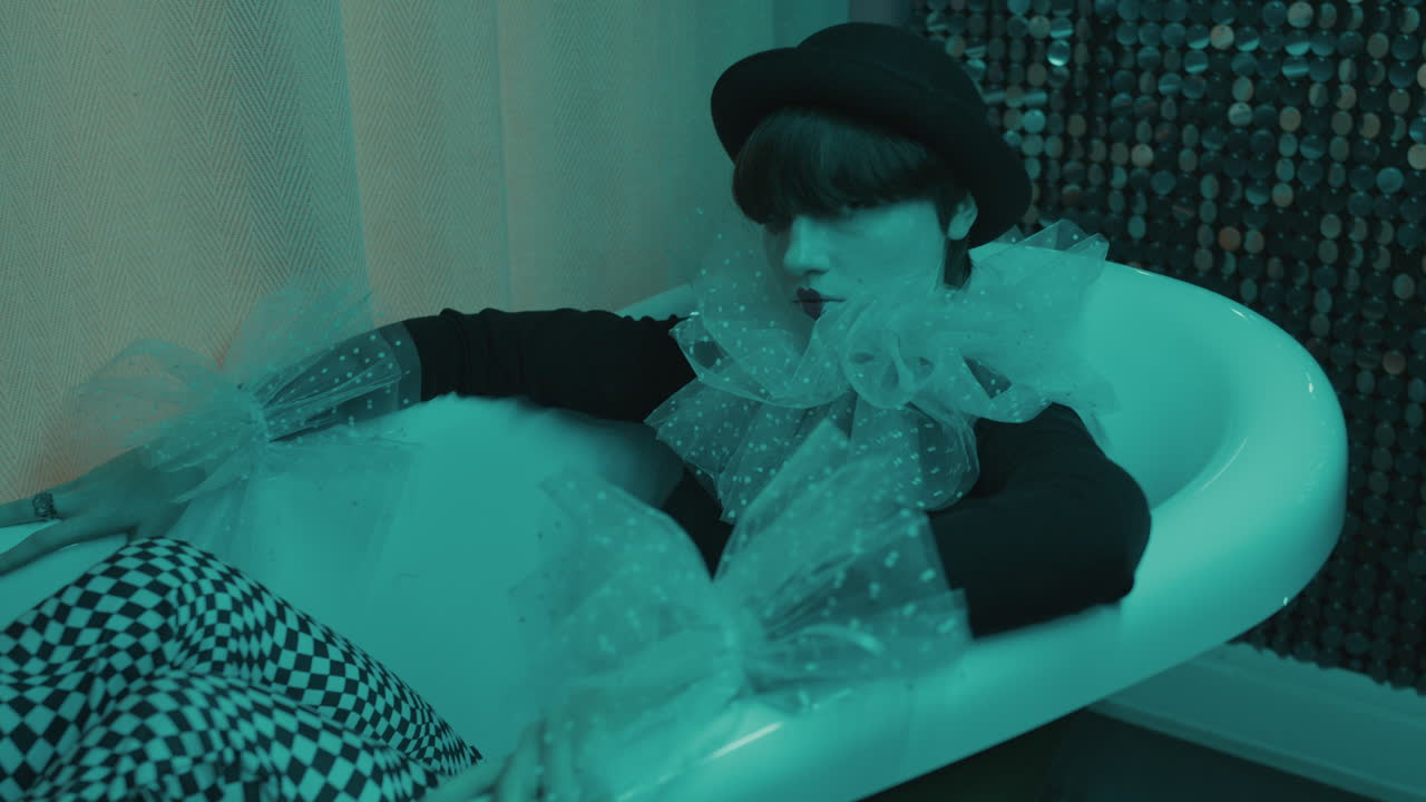 욕조에 있는 젊은 여성의 측면 시각.