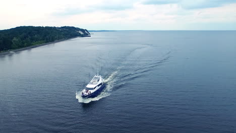 Yate-De-Lujo-Navegando-En-La-Costa-De-Montaña.-Barco-Navegando-Por-El-Río.-Viaje-Marino