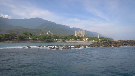 Vista-De-Pájaro-De-La-Costa-En-El-Tranquilo-Mar-Caribe