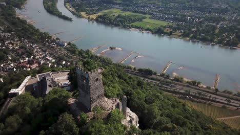 vista de burgruine drachenfels a orillas del río rin, valle del rin