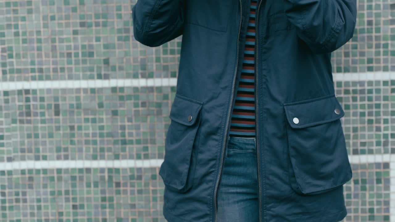 женщина-турист фотографирует с помощью ретро-камеры осмотр достопримечательностей турист фотографирует городское путешествие приключение