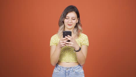 Die-Junge-Frau,-Die-Auf-Das-Telefon-Schaut,-Ist-Glücklich.