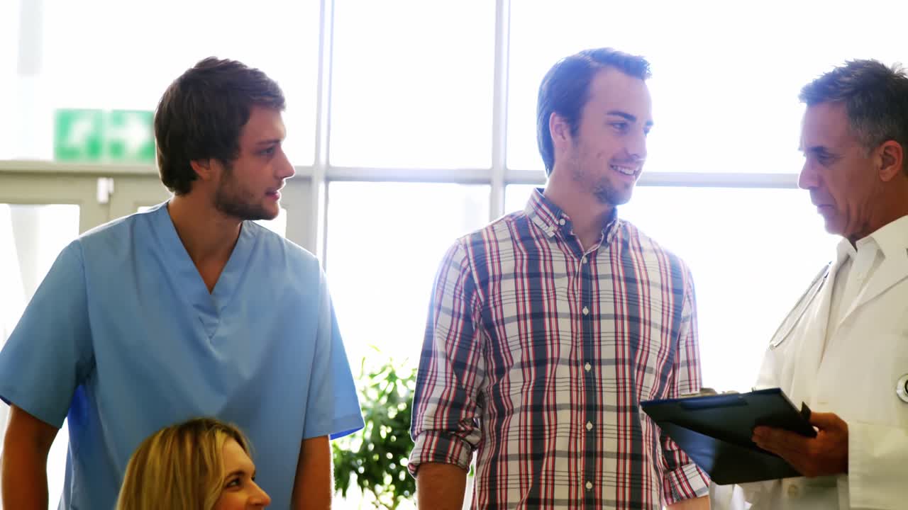 임산부 와 상호 작용 하는 남성 의사