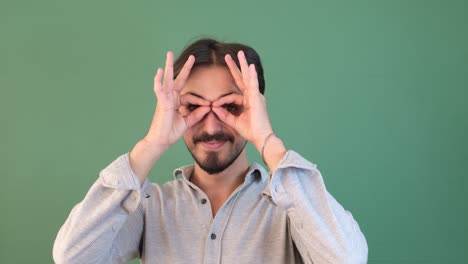 el hombre de primer plano está bien.