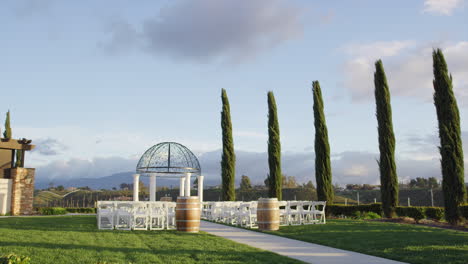 Lugar-De-La-Ceremonia-De-Boda-Sin-Gente-En-Medio-De-Un-Jardín