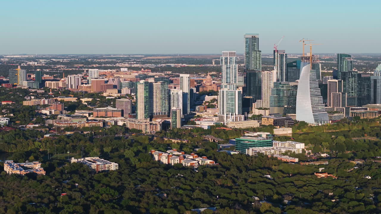 오스틴 시내의 시내 풍경 앞에서 회전하는 넓은 공중 풍경, 이 좋은 날