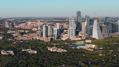 amplia vista aérea girando frente al paisaje urbano del centro de austin, día soleado