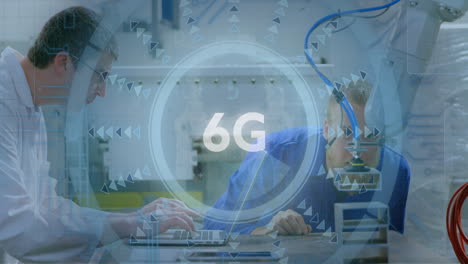 animación de texto de 6g sobre escáner contra dos ingenieros masculinos diversos que trabajan juntos en una fábrica