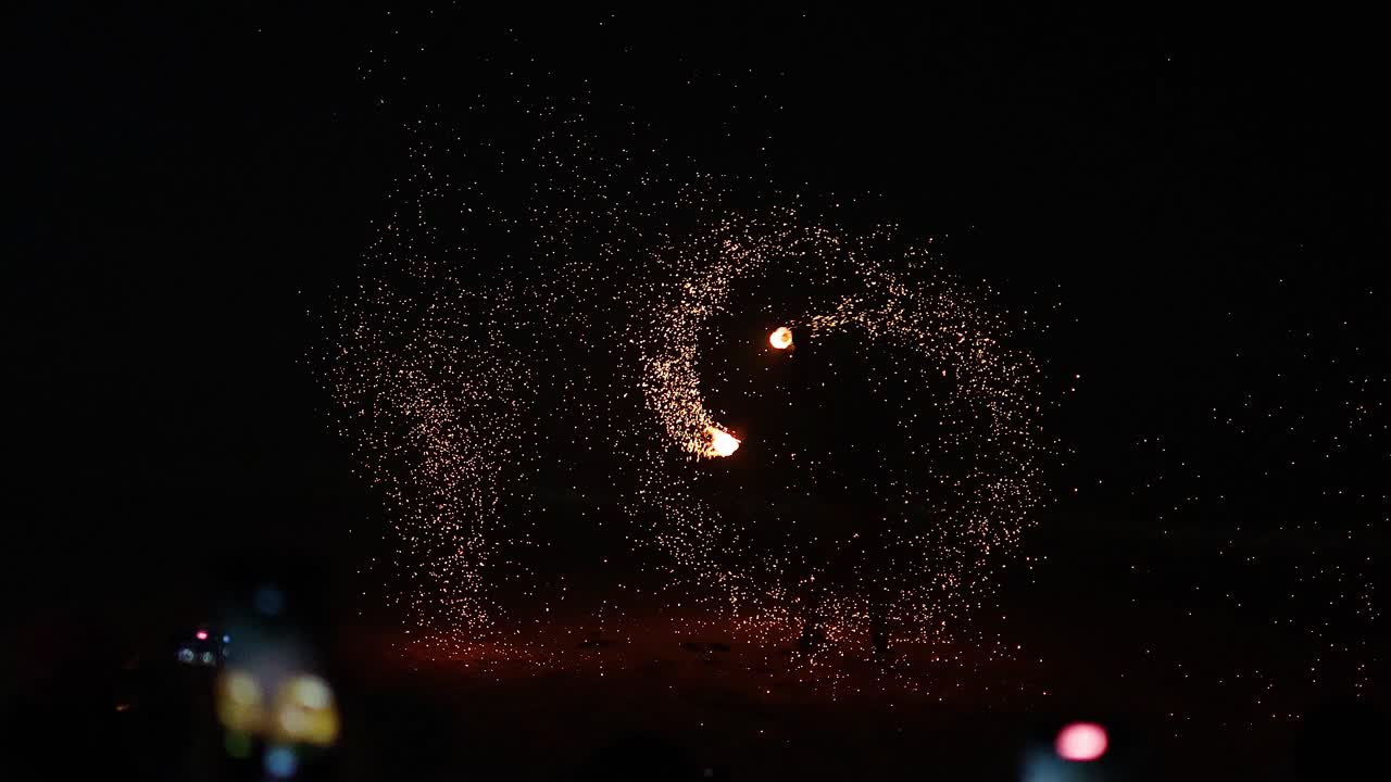 태국 해변에서 눈부신 불 공연