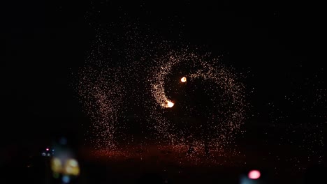 espectáculo de fuego deslumbrante en una playa tailandesa