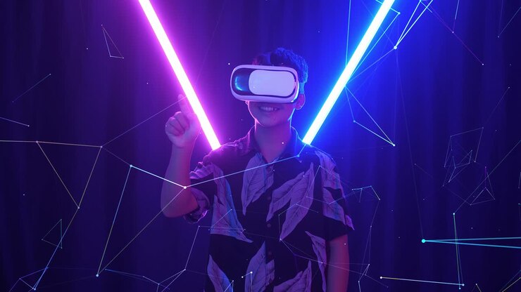 VR, concetto futuristico di intrattenimento. Ragazzo asiatico entusiasta che usa un visore per la realtà virtuale e interagisce con luci al neon sullo sfondo.