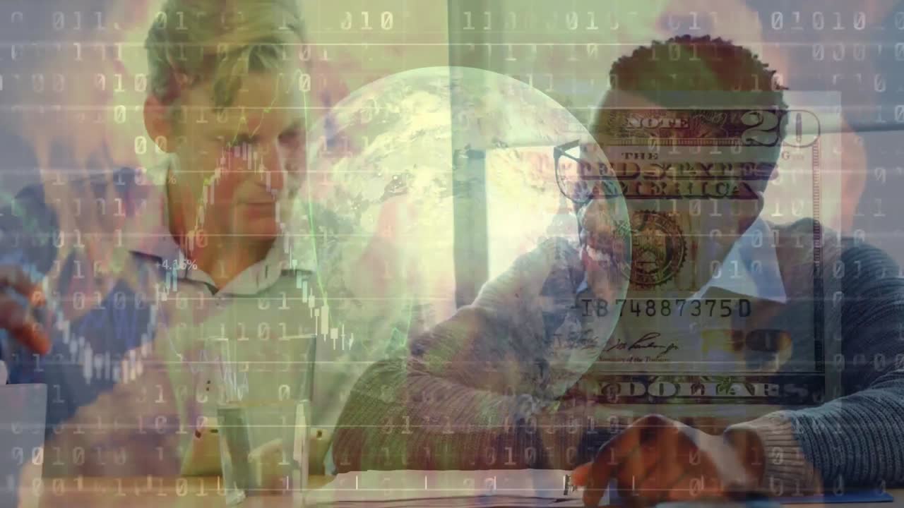 animación de procesamiento de datos financieros y globo con codificación binaria sobre hombres de negocios hablando