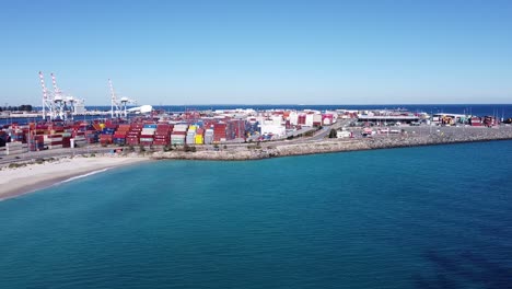 Vehículos-Que-Se-Mueven-En-El-Puerto-De-Carga-General-Más-Grande-Y-Concurrido-De-Australia-Occidental,-Fremantle.