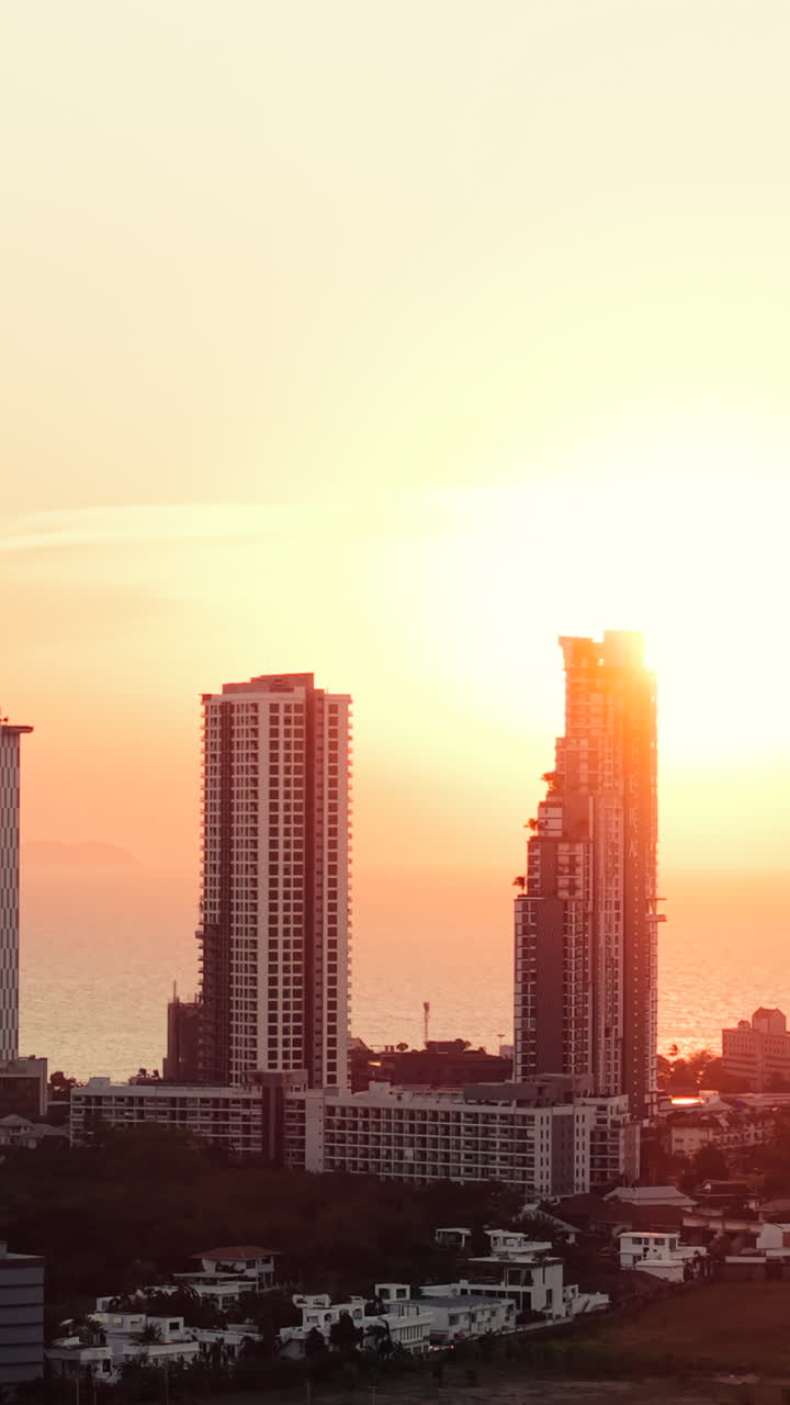 Paisagem urbana ao pôr-do-sol
