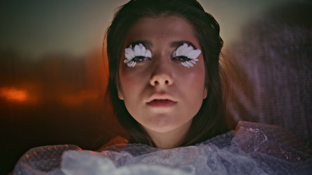 modelo de basura de plástico envuelta que refleja el primer plano de la responsabilidad ecológica.