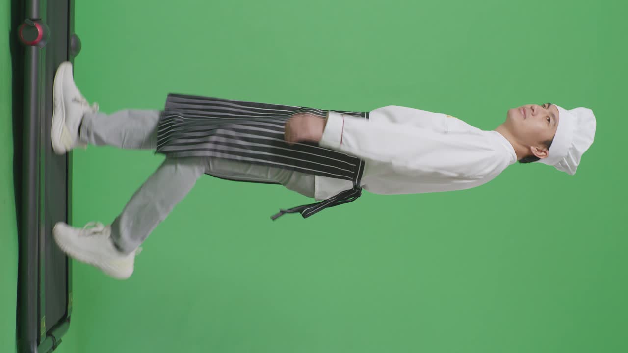 모습으로 가득 찬 몸, 아시아 남성 요리사, 트레드밀을 고 녹색 스크린 배경 스튜디오를 둘러보고