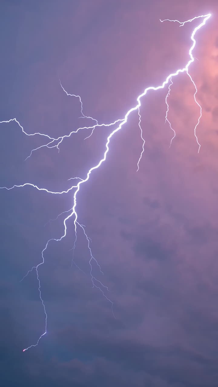 Cielo drammatico con nuvole e fulmini