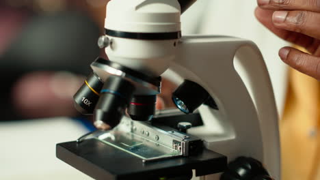 un erudito afroamericano estudia ciencias médicas en una biblioteca universitaria.