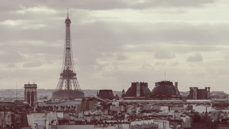 el lapso de tiempo de parís de color retro con la torre eiffel