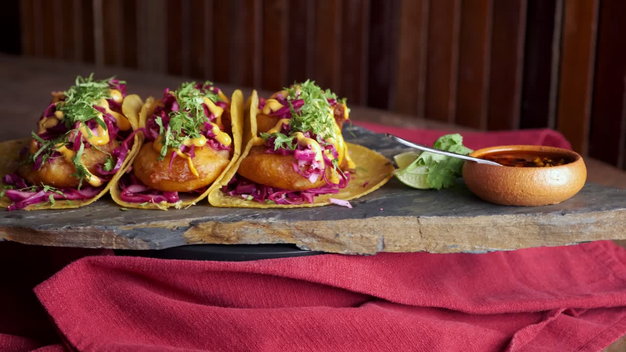 Filmato di tacos di gamberi guarniti, che ruotano su un piatto
