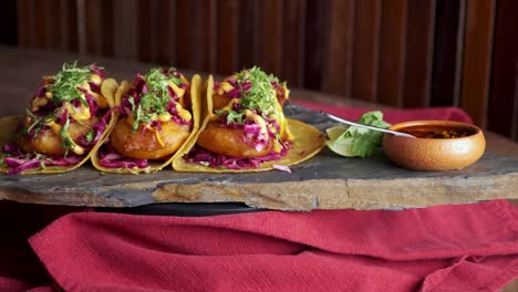 Imágenes-De-Tacos-De-Camarones-Con-Guarnición,-Girando-En-Un-Plato