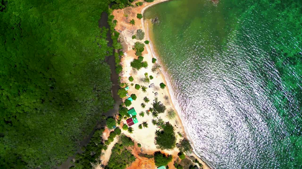 카보 비치 드론이 섬 위로 내려오는 시간 경과 해변 파동과 구름 그림자