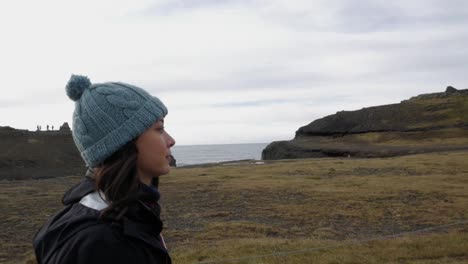 vista de perfil de una joven explorando la costa