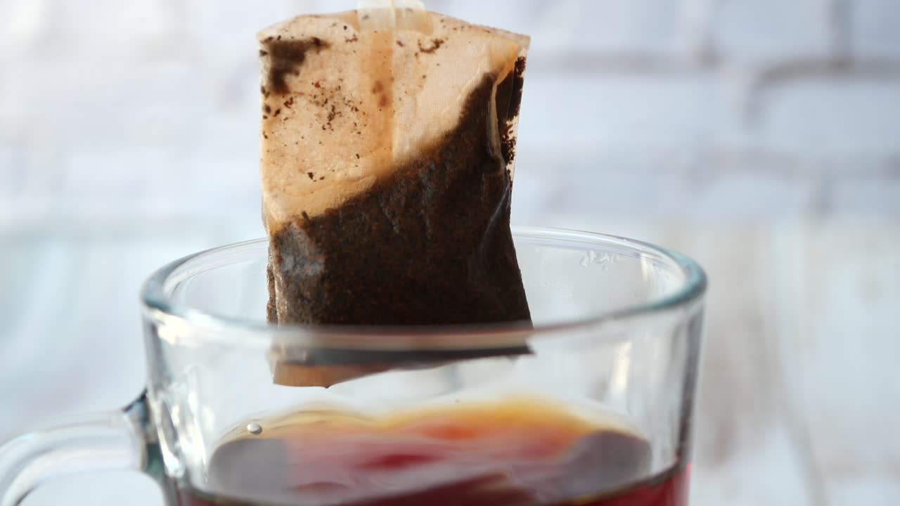 유리 컵 에 차 가방 을 는 것