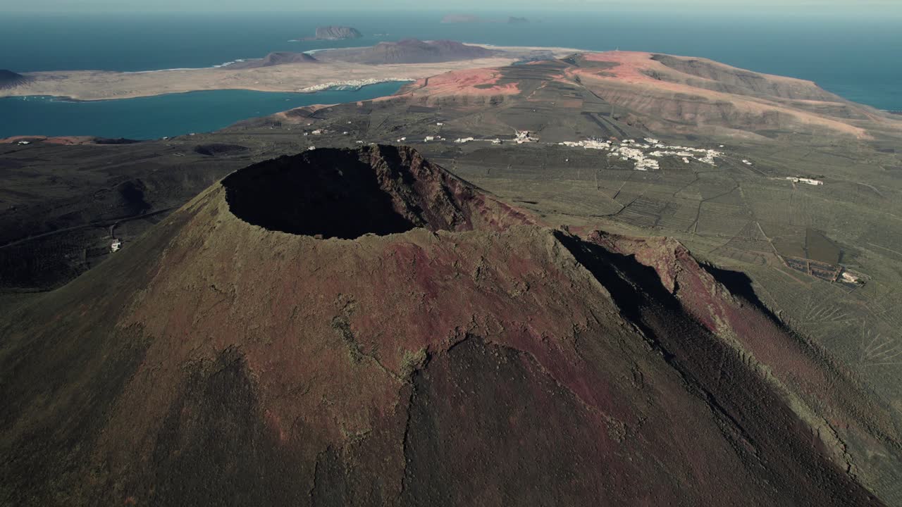Lanzarote Kanarya Adaları'ndaki Monte Corona Yanardağ Krateri'nin Havadan Çekimi.
